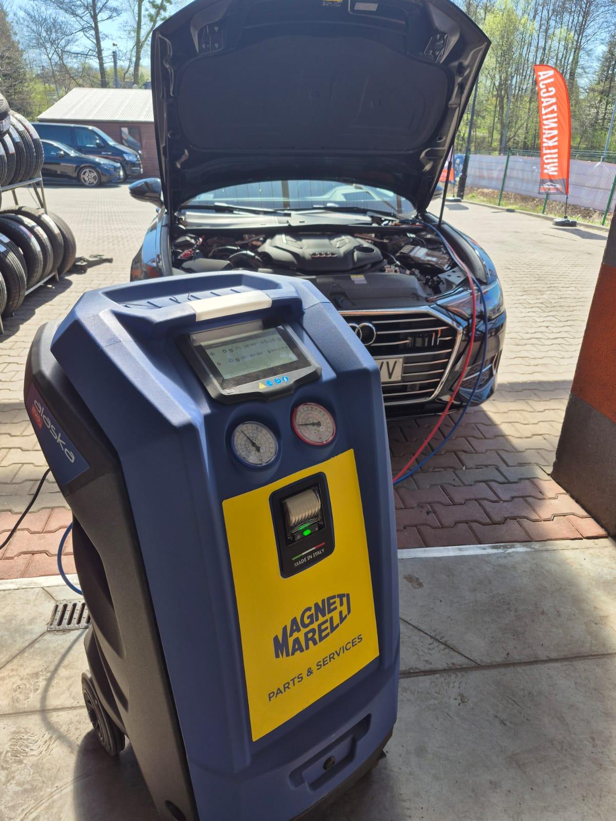 Stacja klimatyzacji Magneti Marelli w trakcie obsługi Audi w warsztacie CAR-MIG